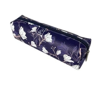 Piórnik szkolny młodzieżowy prostokąt kostka Magnolie Dark Blue. Wydawca: EV-Corp. SmakLiter.pl Opakowanie Piórnik szkolny młodzieżowy prostokąt kostka Magnolie Dark Blue