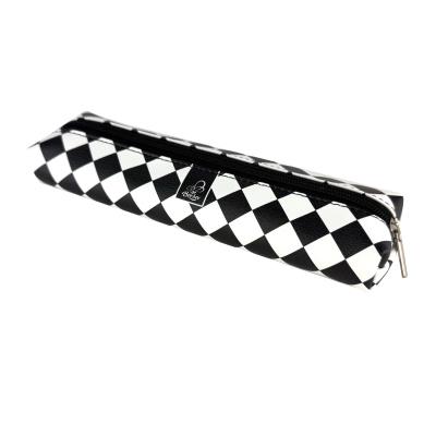 Piórnik szkolny młodzieżowy student jamnik Krata White. Wydawca: EV-Corp. SmakLiter.pl Opakowanie Piórnik szkolny młodzieżowy student jamnik Krata White