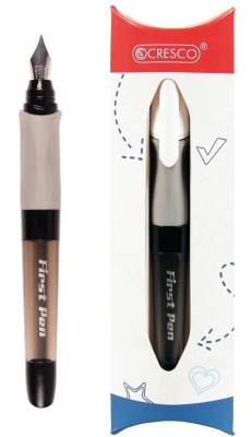 Pióro wieczne First Pen 1 do nauki pisania czarne. Wydawca: CRESCO. SmakLiter.pl Opakowanie Pióro wieczne First Pen 1 do nauki pisania czarne
