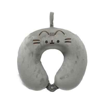 Poduszka podróżna Pusheen CUSH433. Wydawca: PUCKATOR EUROPEAN DISTRIBUTION CENTRE. SmakLiter.pl Opakowanie Poduszka podróżna Pusheen CUSH433
