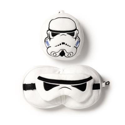 Poduszka podróżna z maską na oczy Szturmowiec Star Wars CUSH278. Wydawca: PUCKATOR EUROPEAN DISTRIBUTION CENTRE. SmakLiter.pl Opakowanie Poduszka podróżna z maską na oczy Szturmowiec Star Wars CUSH278