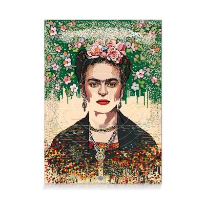 Opakowanie Puzzle 500 Portret Fridy z naszyjnikiem