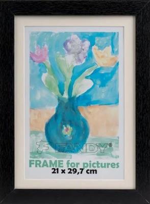 Ramka drewniana Paint czarna 25,5x34x5cm. Wydawca: Fandy. SmakLiter.pl Opakowanie Ramka drewniana Paint czarna 25,5x34x5cm