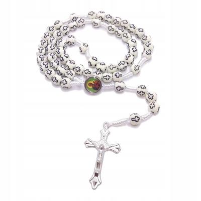 Opakowanie Różaniec białe koraliki z czarnymi krzyżykami