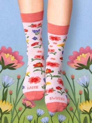 Skarpety ŁADNE KWIATKI 39-42. Wydawca: Nadwyraz. SmakLiter.pl Opakowanie Skarpety ŁADNE KWIATKI 39-42