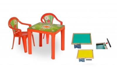 Stolik i 2 krzesła + tablica czerwony. Wydawca: 3toysm. SmakLiter.pl Opakowanie Stolik i 2 krzesła + tablica czerwony