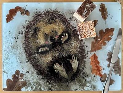 Szklana deska ozdobna Jeżyk na plecach. Wydawca: Alex Clark. SmakLiter.pl Opakowanie Szklana deska ozdobna Jeżyk na plecach