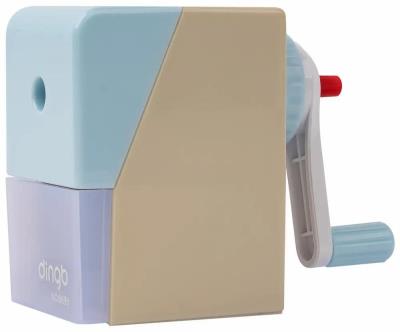 Temperówka na korbkę pastelowa. Wydawca: Fandy. SmakLiter.pl Opakowanie Temperówka na korbkę pastelowa