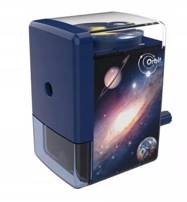 Temperówka ręczna na korbkę Orbit niebieska DELI. Wydawca: DELI. SmakLiter.pl Opakowanie Temperówka ręczna na korbkę Orbit niebieska DELI