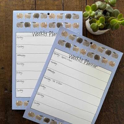 Tygodniowy planer A4/60K Owieczki. Wydawca: Alex Clark. SmakLiter.pl Opakowanie Tygodniowy planer A4/60K Owieczki