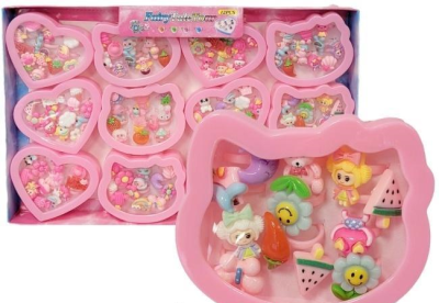 Zestaw 12 pierścionków dla małej damy MIX. Wydawca: Merkpol. SmakLiter.pl Opakowanie Zestaw 12 pierścionków dla małej damy MIX