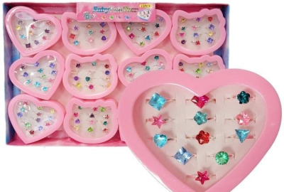 Zestaw 12 pierścionków z dżetem MIX. Wydawca: Merkpol. SmakLiter.pl Opakowanie Zestaw 12 pierścionków z dżetem MIX