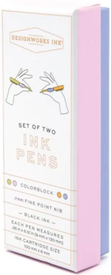 Zestaw 2 długopisów Lilac&Cornflower w pudełku. Wydawca: Designworks Ink. SmakLiter.pl Opakowanie Zestaw 2 długopisów Lilac&Cornflower w pudełku