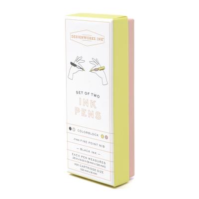 Zestaw 2 długopisów Off White&Taupe w pudełku. Wydawca: Designworks Ink. SmakLiter.pl Opakowanie Zestaw 2 długopisów Off White&Taupe w pudełku