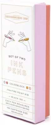 Zestaw 2 długopisów Rosewood&Blush w pudełku. Wydawca: Designworks Ink. SmakLiter.pl Opakowanie Zestaw 2 długopisów Rosewood&Blush w pudełku