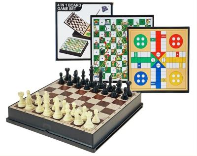 Zestaw gier 4w1. Wydawca: ADAR. SmakLiter.pl Opakowanie Zestaw gier 4w1