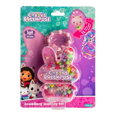 Zestaw koralików Gabby's Dollhouse Zajączek 250 szt. + 2m gumki. Wydawca: ASTRA art-pap. SmakLiter.pl Opakowanie Zestaw koralików Gabby's Dollhouse Zajączek 250 szt. + 2m gumki