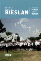 Pęknięte miasto. Biesłan. Autor: Zbigniew Pawlak, Wlazło Jerzy A.. SmakLiter.pl Okładka książki Pęknięte miasto. Biesłan