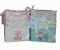 Mały album na zdjęcia dla chłopca. Pudełko. Autor:   Praca zbiorowa. SmakLiter.pl Okładka książki Mały album na zdjęcia dla chłopca. Pudełko