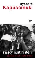 Rwący nurt historii. Zapiski o XX i XXI wieku. Autor: Ryszard Kapuściński. SmakLiter.pl Okładka książki Rwący nurt historii. Zapiski o XX i XXI wieku