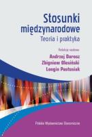 Stosunki międzynarodowe. Autor: Dorosz Andrzej, Olesiński Zbigniew, Pastusiak Longin. SmakLiter.pl Okładka książki Stosunki międzynarodowe