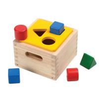 Skrzynia z figurami geometrycznymi. Wydawca: Plan toys. SmakLiter.pl Opakowanie Skrzynia z figurami geometrycznymi