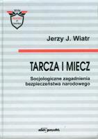 Tarcza i miecz. Autor: Wiatr Jerzy J.. SmakLiter.pl Okładka książki Tarcza i miecz