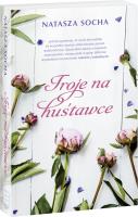 Troje na huśtawce . Autor: Natasza Socha. SmakLiter.pl Okładka książki Troje na huśtawce