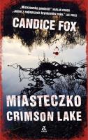 Miasteczko Crimson Lake. Autor: Fox Candice. SmakLiter.pl Okładka książki Miasteczko Crimson Lake