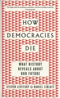 How Democracies Die. Autor: Ziblatt Daniel, Levitsky Steven. SmakLiter.pl Okładka książki How Democracies Die