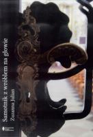 Samotnik z wróblem na głowie. Autor: Zuzanna Julian. SmakLiter.pl Okładka książki Samotnik z wróblem na głowie