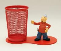 PRZYBORNIK BIURKOWY Z FIGURKĄ MAT (SĄSIEDZI). Wydawca: Tisso-Toys. SmakLiter.pl Opakowanie PRZYBORNIK BIURKOWY Z FIGURKĄ MAT (SĄSIEDZI)