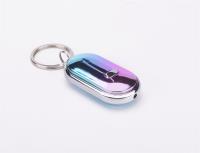 Brelok-lokalizator do kluczy z latarką Syrenka. Wydawca: Jawi. SmakLiter.pl Opakowanie Brelok-lokalizator do kluczy z latarką Syrenka