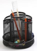 Przybornik biurkowy obrotowy czarny metalowy. Wydawca: Q-CONNECT. SmakLiter.pl Opakowanie Przybornik biurkowy obrotowy czarny metalowy