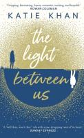 The Light Between US. Autor: Katie Khan. SmakLiter.pl Okładka książki The Light Between US