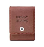 Karty do gry w brązowym etui z dedykacją IDEALNY DZIADEK,. Wydawca: Jawi. SmakLiter.pl Opakowanie Karty do gry w brązowym etui z dedykacją IDEALNY DZIADEK,