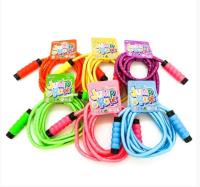 Skakanka sznurek kolory. Wydawca: Pierot Wydawnictwo. SmakLiter.pl Opakowanie Skakanka sznurek kolory