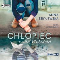 CD MP3 CHŁOPIEC Z ULICY WSCHODNIEJ. Autor: Anna Stryjewska. SmakLiter.pl Okładka książki CD MP3 CHŁOPIEC Z ULICY WSCHODNIEJ