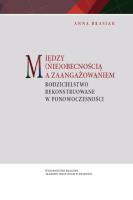 Między (nie)obecnością a zaangażowaniem. Autor: Anna Błasiak. SmakLiter.pl Okładka książki Między (nie)obecnością a zaangażowaniem