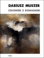 Człowiek z kowadłem. Autor: Muszer Dariusz. SmakLiter.pl Okładka książki Człowiek z kowadłem
