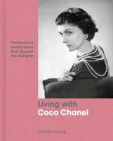 Living with Coco Chanel. Autor: Young Caroline. SmakLiter.pl Okładka książki Living with Coco Chanel