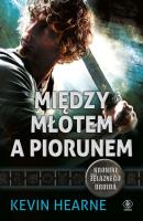 Kroniki Żelaznego Druida 3. Między młotem, a .... Autor: Kevin Hearne. SmakLiter.pl Okładka książki Kroniki Żelaznego Druida 3. Między młotem, a ...