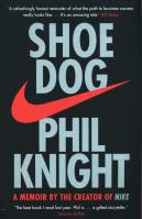 Shoe Dog Pa - Simon & Schuster. Autor: Phil Knight. SmakLiter.pl Okładka książki Shoe Dog Pa - Simon & Schuster