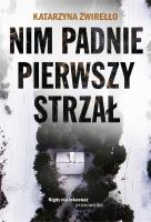 Nim padnie pierwszy strzał. Autor: Katarzyna Żwirełło. SmakLiter.pl Okładka książki Nim padnie pierwszy strzał