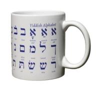 Kubek alfabet Jidysz biały. Wydawca: Austeria. SmakLiter.pl Opakowanie Kubek alfabet Jidysz biały