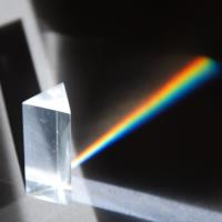 Budżetowy pryzmat do eksperymentów. Wydawca: Astromedia. SmakLiter.pl Opakowanie Budżetowy pryzmat do eksperymentów