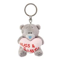 Breloczek Miś z sercem Hugs&Kisses. Wydawca: Carte Blanche Greetings Ltd.. SmakLiter.pl Opakowanie Breloczek Miś z sercem Hugs&Kisses