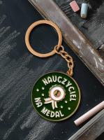 Brelok nauczyciel na medal. Wydawca: Nadwyraz. SmakLiter.pl Opakowanie Brelok nauczyciel na medal