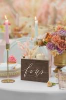 Opakowanie Drewniany numer na stół z białym napisem Four