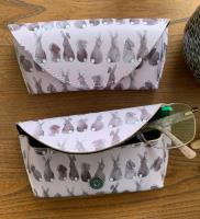 Etui na okulary GL04 Króliczki. Wydawca: Alex Clark. SmakLiter.pl Opakowanie Etui na okulary GL04 Króliczki